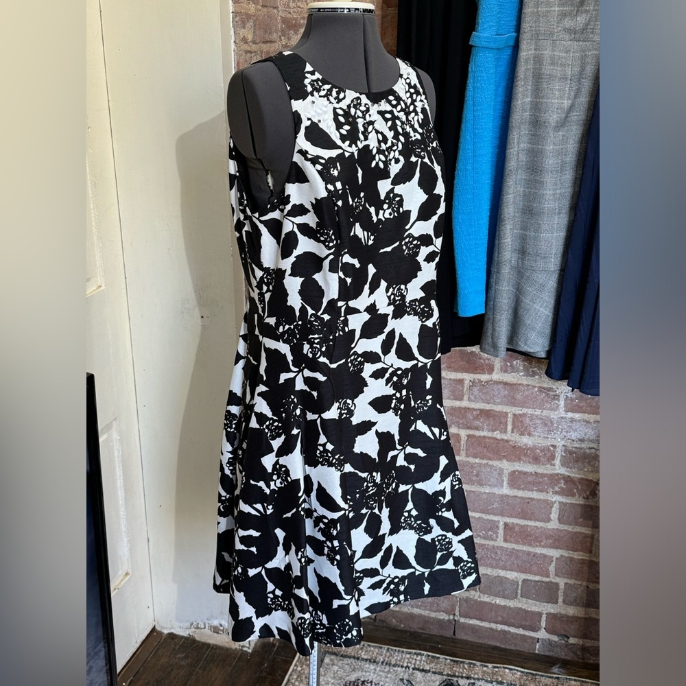 Ivanka Trump Sleeveless Round-Neck Fully Lined Black & White Floral Dress - Picture 6 of 12